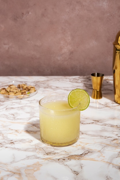 Foto gratuita deliciosa copa de cóctel daiquiri con lima