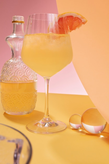 Foto gratuita deliciosa copa de cóctel daiquiri en la mesa