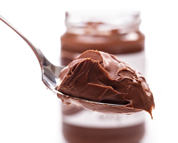 Deliciosa crema de chocolate en una cuchara