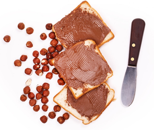 Foto gratuita deliciosa crema de chocolate sobre una tostada