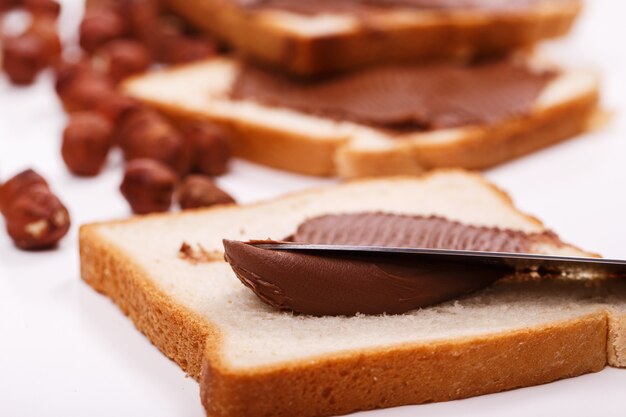 Deliciosa crema de chocolate sobre una tostada