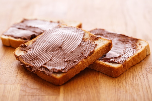 Deliciosa crema de chocolate sobre una tostada