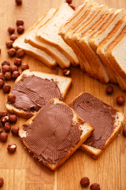 Deliciosa crema de chocolate sobre una tostada