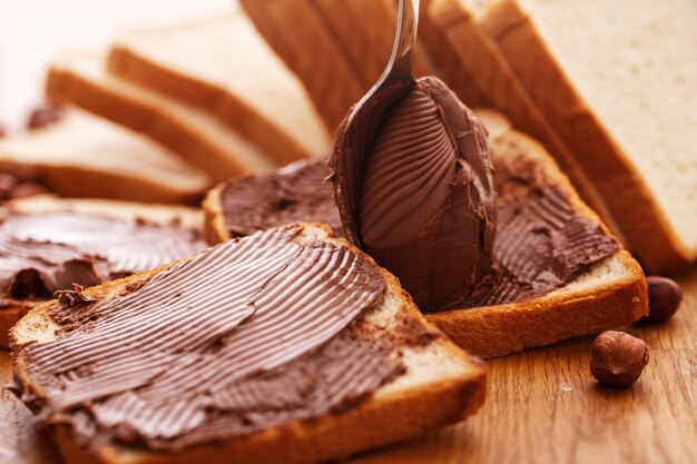 Deliciosa crema de chocolate sobre una tostada