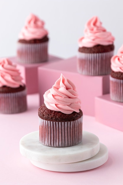 Deliciosa crema rosa en cupcakes