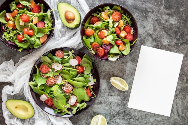 Deliciosa ensalada con aguacate al lado