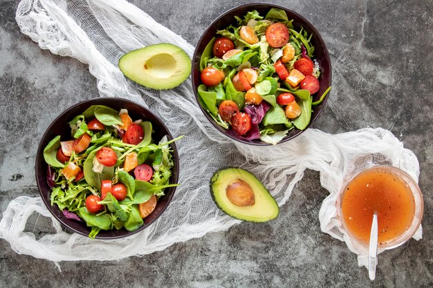 Foto gratuita deliciosa ensalada con aguacate