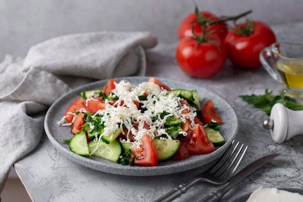 Deliciosa ensalada de alto ángulo en un plato