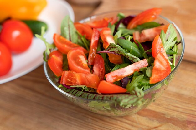 Deliciosa ensalada de alto ángulo en un tazón