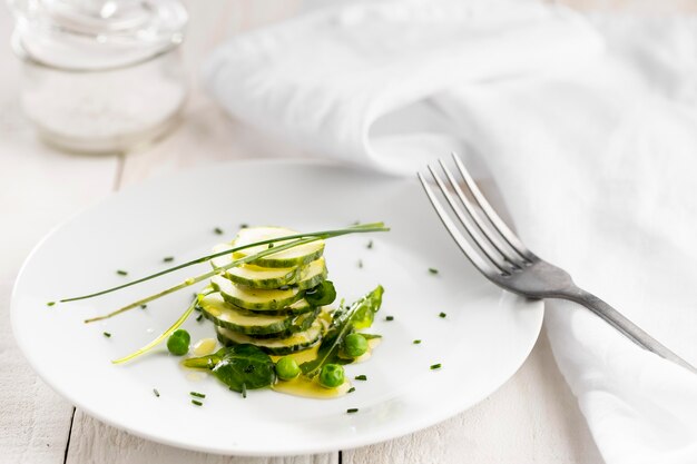 Deliciosa ensalada en un arreglo de plato blanco