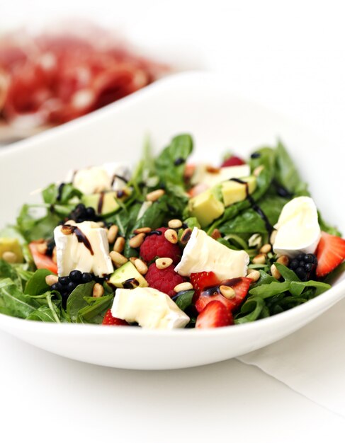 Deliciosa ensalada en un banquete