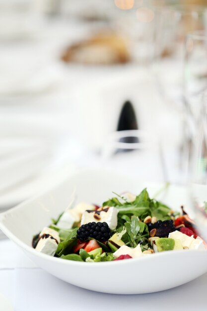 Deliciosa ensalada en un banquete