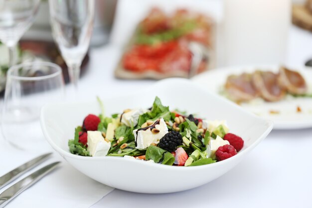 Deliciosa ensalada en un banquete