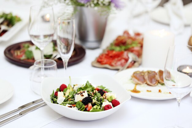 Deliciosa ensalada en un banquete