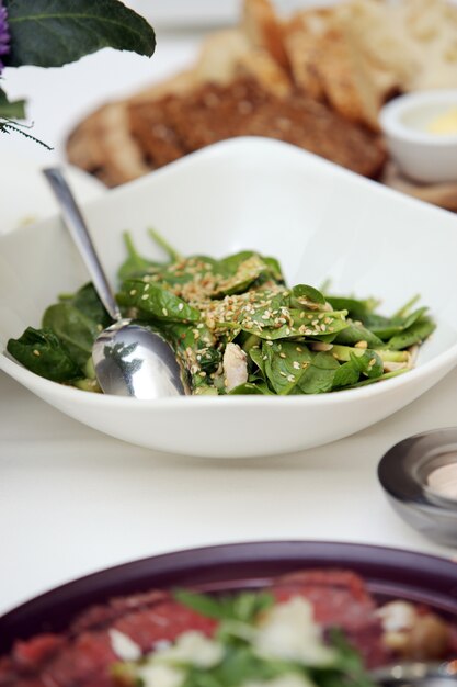 Deliciosa ensalada en un banquete