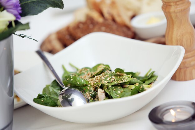 Deliciosa ensalada en un banquete