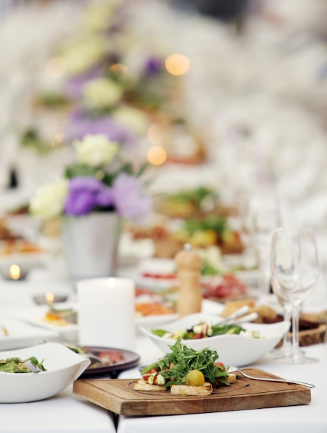 Foto gratuita deliciosa ensalada en un banquete