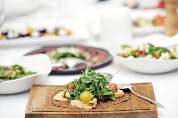 Deliciosa ensalada en un banquete