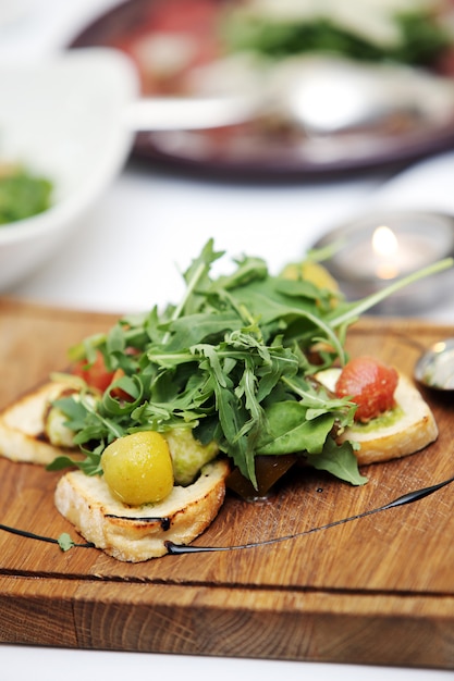 Deliciosa ensalada en un banquete