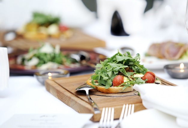 Deliciosa ensalada en un banquete