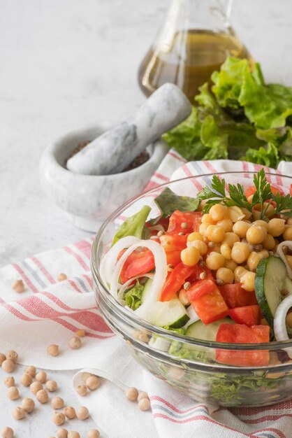 Deliciosa ensalada con concepto de frijoles