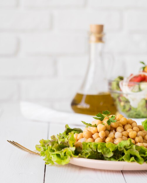 Deliciosa ensalada con concepto de frijoles