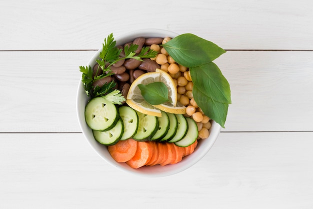 Deliciosa ensalada con concepto de frijoles