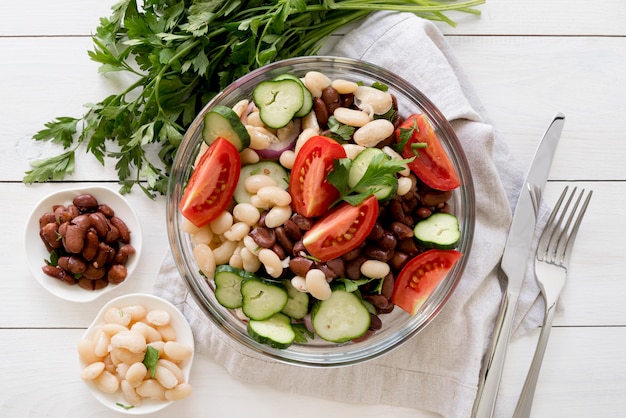 Deliciosa ensalada con concepto de frijoles