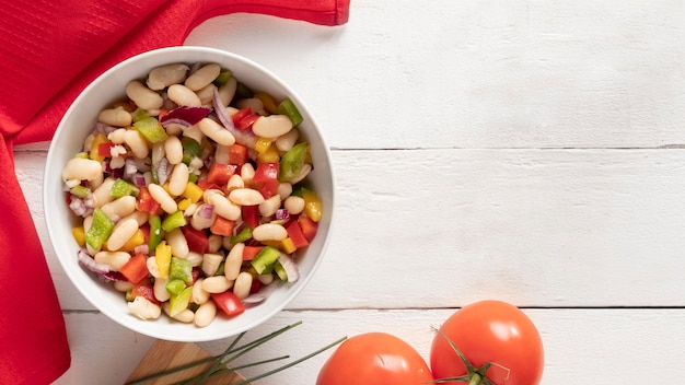 Foto gratuita deliciosa ensalada de frijoles copia de madera de fondo del espacio