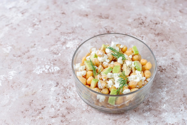 Deliciosa ensalada de garbanzos con aguacate y queso feta, vista superior