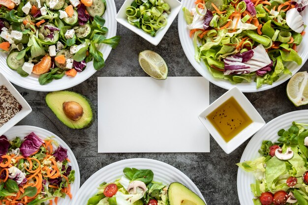 Deliciosa ensalada con marco de aguacate