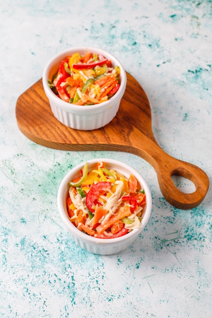 Foto gratuita deliciosa ensalada de pimiento saludable con pollo, vista superior