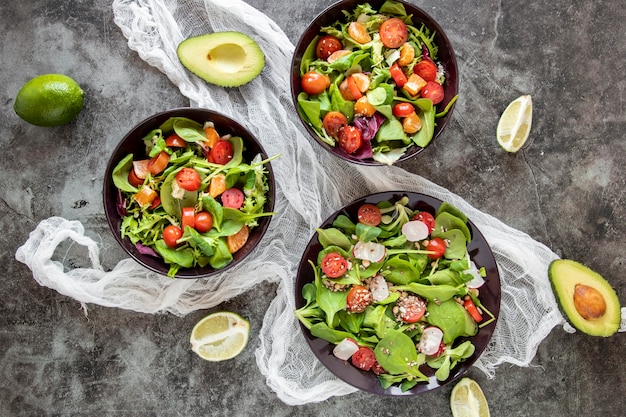 Deliciosa ensalada con plato de aguacate