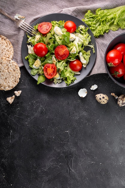 Deliciosa ensalada en plato oscuro con espacio de copia