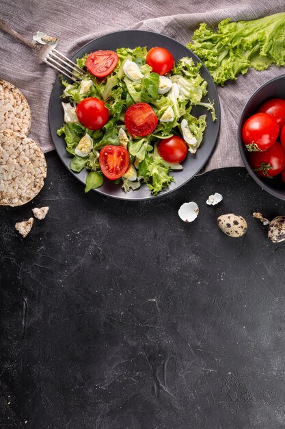 Deliciosa ensalada en plato oscuro con espacio de copia