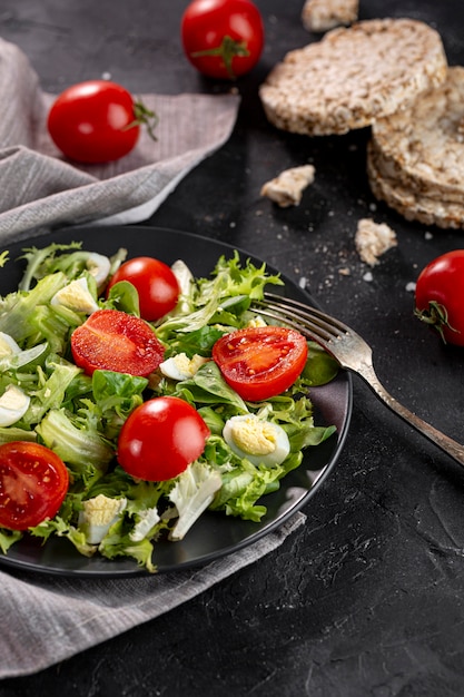 Deliciosa ensalada en plato oscuro