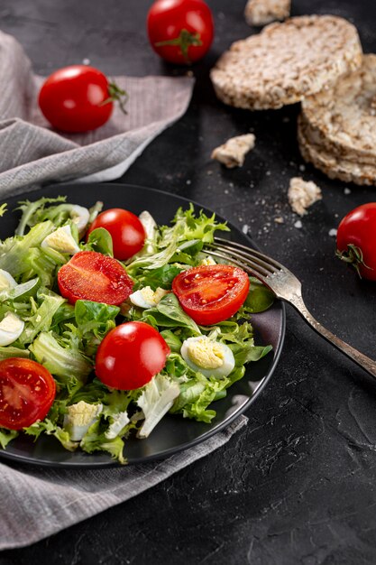 Deliciosa ensalada en plato oscuro