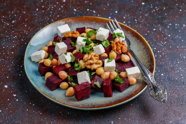 Deliciosa ensalada de remolacha con queso feta o queso de cabra y garbanzos, vista superior