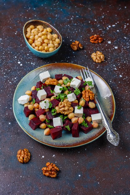 Deliciosa ensalada de remolacha con queso feta o queso de cabra y garbanzos, vista superior