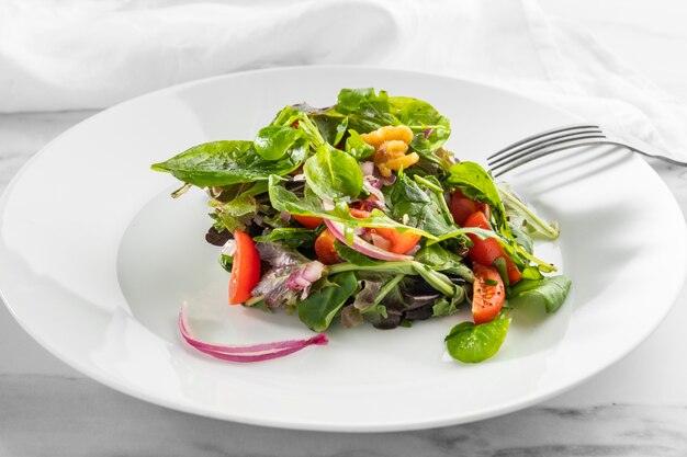 Deliciosa ensalada saludable en un plato blanco