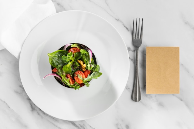 Deliciosa ensalada saludable en un surtido de plato blanco