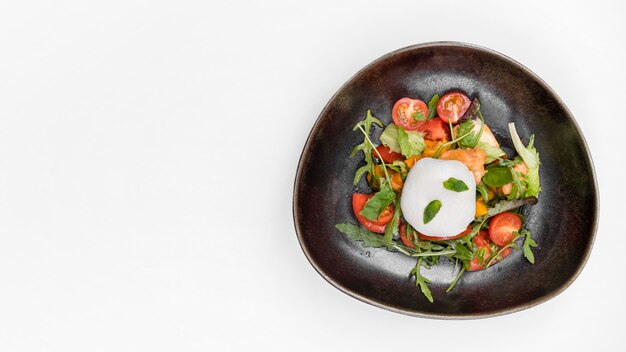 Deliciosa ensalada con tomate copia espacio