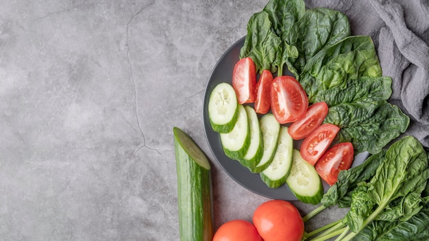 Deliciosa ensalada con vegetales orgánicos con espacio de copia