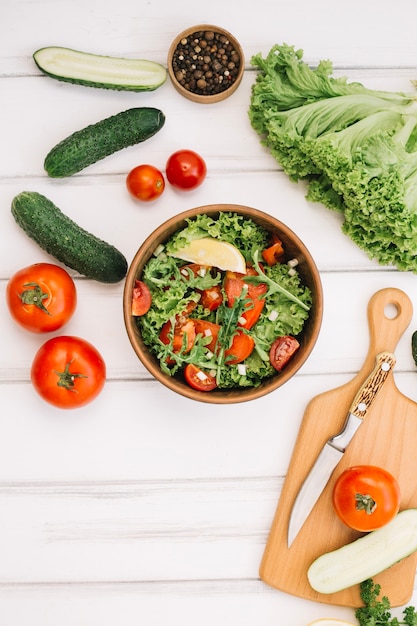 Foto gratuita deliciosa ensalada de vegetales