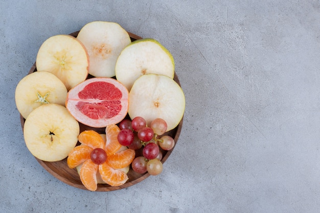 Una deliciosa fruta servida en una pequeña bandeja sobre fondo de mármol.