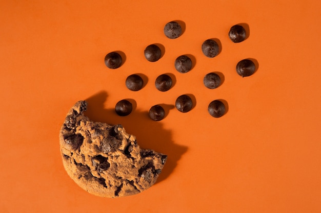 Deliciosa galleta con chispas de chocolate vista anterior