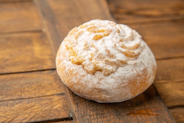 Deliciosa galleta con coco en polvo sobre fondo de madera