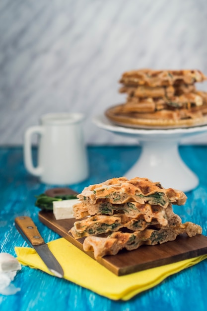 Deliciosa galleta picante casera en tabla de cortar de madera