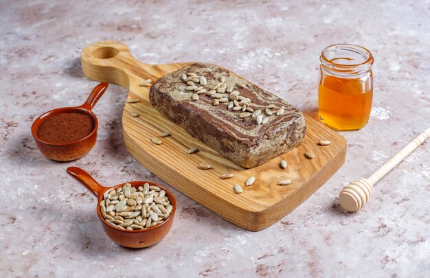 Deliciosa halva de mármol con semillas de girasol, cacao en polvo y miel, vista superior