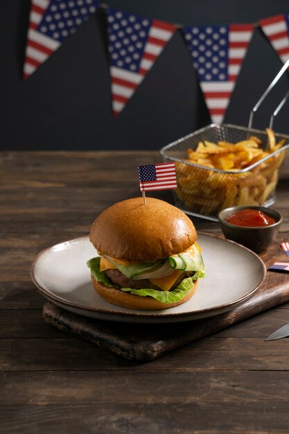 Deliciosa hamburguesa de alto ángulo con bandera